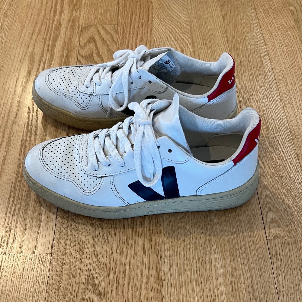 Veja - V-90 Women's Leather Sneaker - SIZE 7